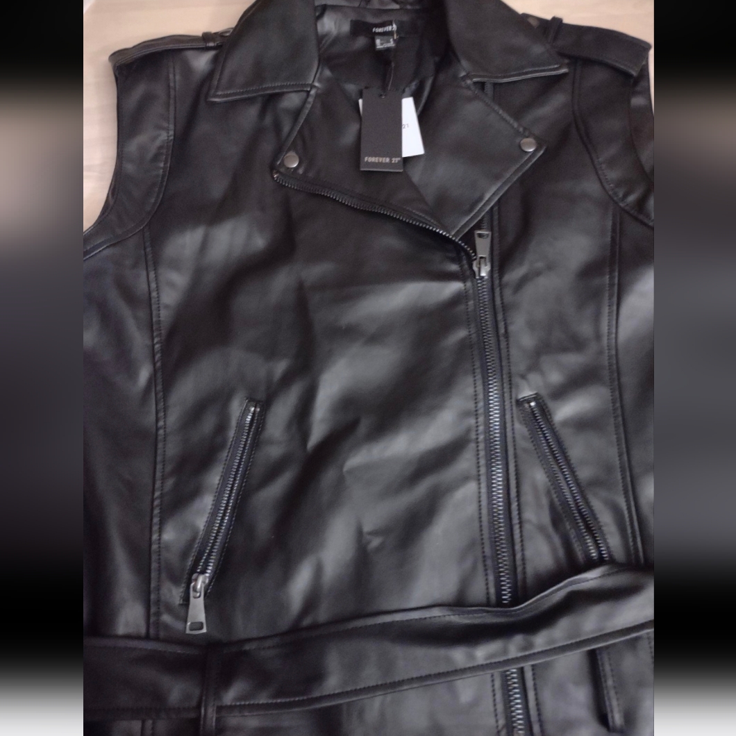 Forever 21 Black Leather Motorcycle Jacket Style Vest Silver Zipper Belt